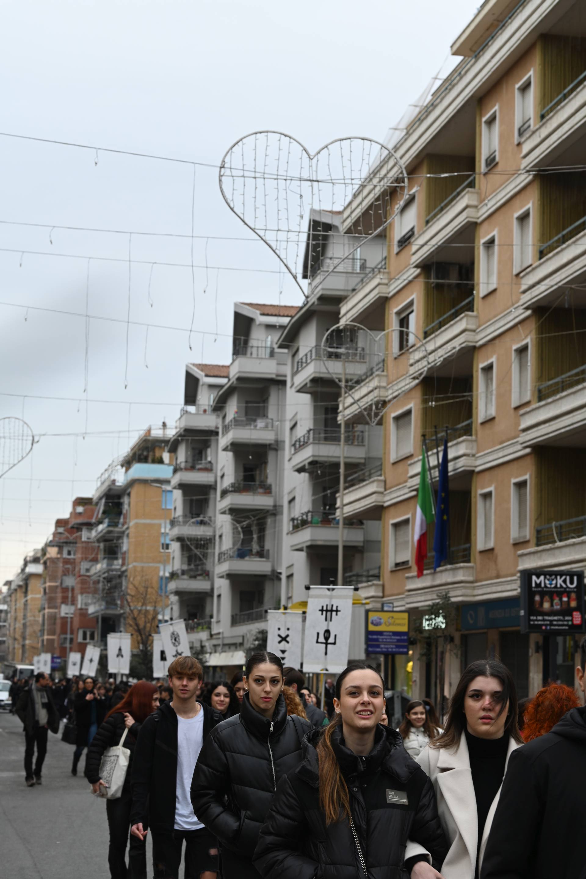 La crociata dei bambini, un corteo silenzioso per le strade di Ostia